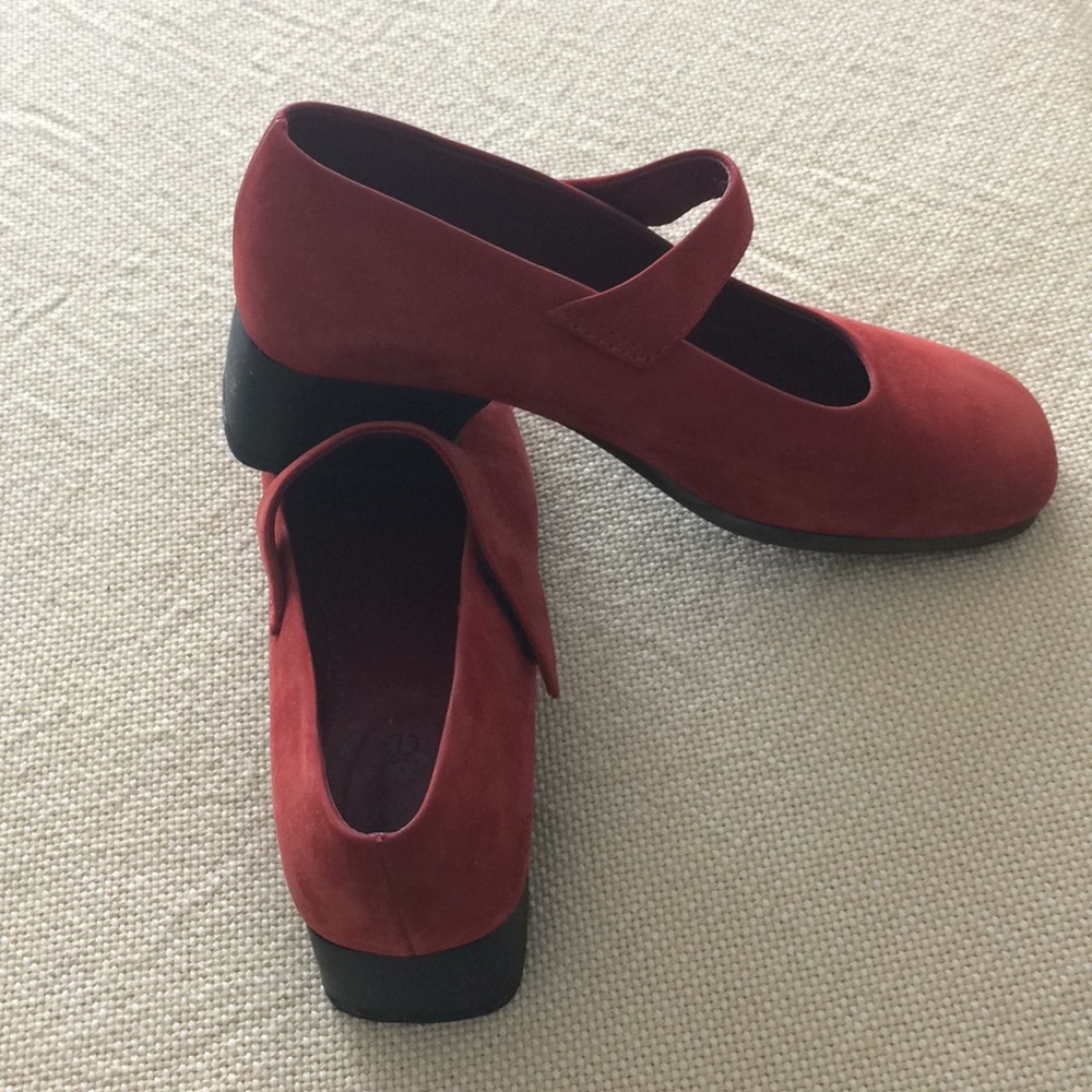 Red Nubuck 1 1/2 heel Arche shoes.